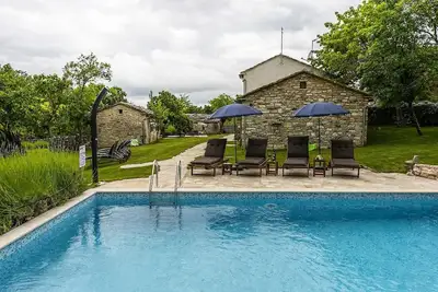 Image de Jolie villa en pierre M-Mate avec piscine - Confidentialité garantie