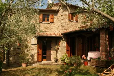 Image de Maison en pierre complètement indépendante et clôturée, porche extérieur. Jardin équipé avec table,