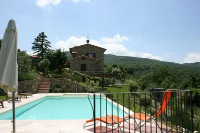 Image de Ancienne maison en pierre placée en position isolée, panoramique et calme, endroit parfait pour les
