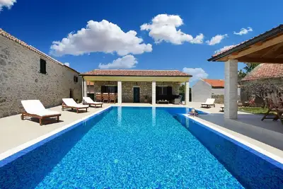 Image de Belle villa Petra avec cuisine d'été et piscine