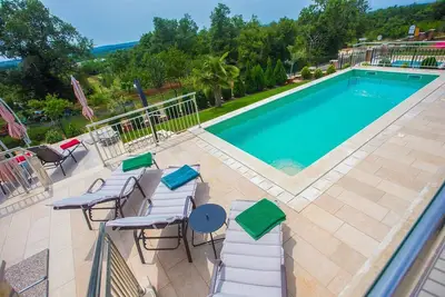 Image de Villa Sunce avec piscine commune à Kastelir \/ Appartement moderne Sunce Ii au rez-de-chaussée avec piscine commune