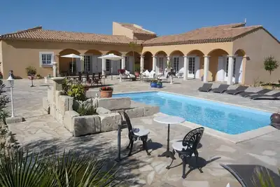 Image de Oasis 2 Petit paradis en Provence, grande terrasse et piscine