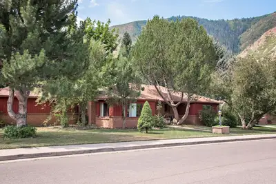 Image de Maison familiale près du centre-ville de Glenwood Springs! Animaux acceptés!