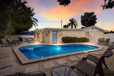Image de Vente de printemps! Prix réduit jusqu'au 31 mai! Beach n It: Piscine privée magnifiquement rénovée et accueillante pour les familles - À quelques pas de la plage!