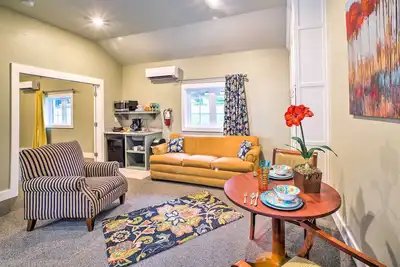 Image de Centre-ville Branson Cottage w \/ accès à la piscine + foyer!