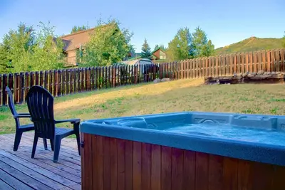 Image de Vente hors saison! Chien bienvenus / immense cour (clôturé), climatisation, vues incroyables, bain à remous privé, bus, parc