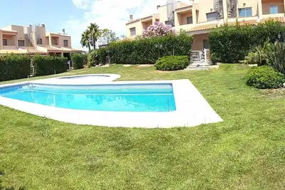 Image de Belle maison à 4 minutes de la plage avec piscine commune