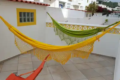 Image de Villa avec 3 chambres, 2 salles de bain complètes et terrasse. Entièrement rénové.