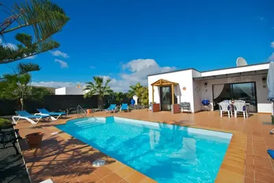 Image de Piscine privée chauffée, Internet, climatisation \/ chauffage, proche du centre-ville