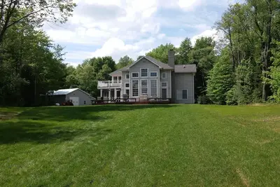 Image de Spectacular Lake Front Property