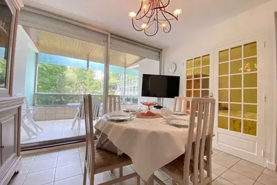 Calme et verdoyant: Appart 2 pièces, terrasse, parking, proche plage et commerces