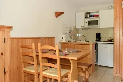 Image de Studio ensoleillé avec coin montagne et balcon, face aux pistes de Montgenèvre