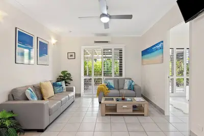 Image de Superbe appartement entièrement indépendant de 2 chambres, à seulement 200 mètres de la plage.