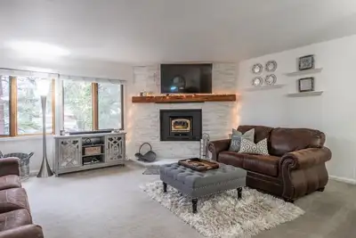 Image de Mammoth condo avec plan d'étage ouvert, poêle à bois et commodités - proche de Can