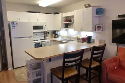 Image de Ski In \/ Ski Out Family Condo sur la colline