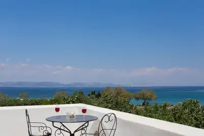Image de Villa de luxe en bord de mer avec terrasse à l'île d'Egine | Villa Aneli