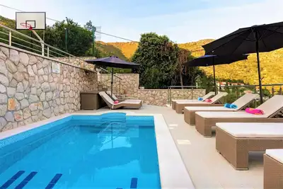 Image de Maison de vacances avec piscine privée chauffée et vue sur la mer