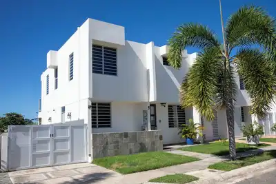 Front de mer dans une résidence fermée avec terrasse, balcon, piscine, proche de tout à Rincón