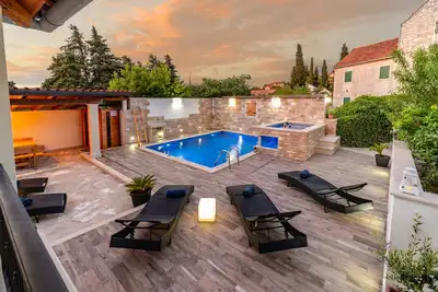 Maison de vacances David avec piscine et jacuzzi
