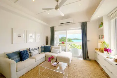 Image de 2br à l'étage Apt w \/ belle vue sur la baie, à quelques pas de la ville et des commerces