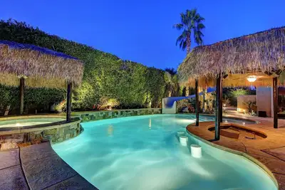 Image de 'Vista Escondido' Lavish & Fun 6 Suite Home w\/ Swim-Up Bar!