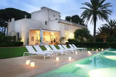 Image de Villa design de luxe avec piscine à débordement, vues magnifiques au coeur des Pouilles