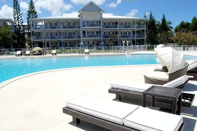 Image de Duplex dans résidence de style Lousiane avec terrasse et vue sur la piscine