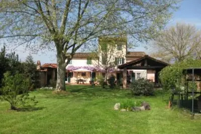Image de Construite dans une antique cour et complètement restructurée, la maison se trouve plongée dans le calme de la campagne à 3 minutes par les Murs de Lucques qui entourent