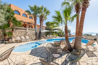 Image de Superb Hilltop Villa With 360Âş Views Over Two Bays
