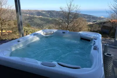 Image de Maison Erbaea, jardin privé, belle vue sur la mer, un bain à remous