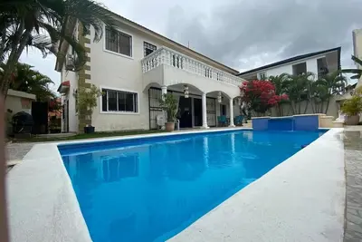 Image de Maison avec piscine avec surveillance 24h dans résidence fermée