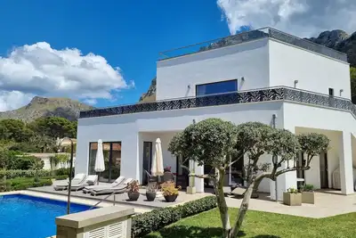 villa design de luxe avec vue sur la mer et la montagne