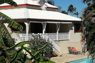 Image de villa créole avec piscine dans jardins tropical