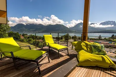 Image de Sevrier- Le Loft Panoramic. Vue lac et parking