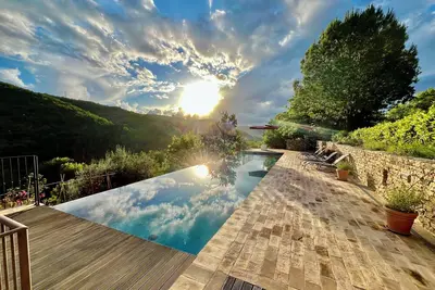 Image de Charmante maison ancienne en pierre, grande piscine privée à débordement, Ombrie