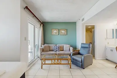 Image de Nouvelle Liste! Escapade contemporaine au bord de la plage avec bain à remous, salle de sport et piscines communes