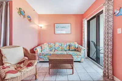 Image de Nouveau! Condo riverain avec vue sur le golfe avec piscines communes, salle de sport et bain à remous à Plantation Dunes