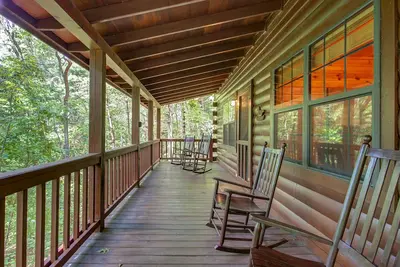 Image de Cabine de chien dans les bois w \/ cheminée, deux ponts