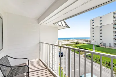 Image de Nouvelle Liste! Retraite vue sur la plage avec salle de sport, piscine, bain à remous et accès à la plage communs