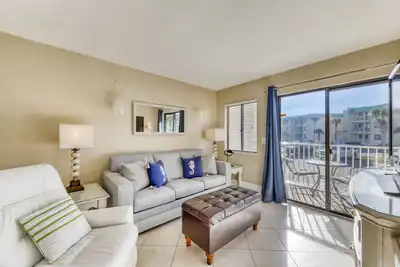 Image de Nouvelle Liste! Condo de front de mer coloré w / piscine partagée, bain à remous, saunas près de la plage