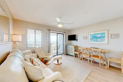 Image de Condo au bord de l'eau près de la ville avec accès à la plage, piscine partagée et bain à remous