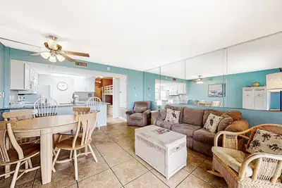 Image de Nouvelle Liste! Condo au rez-de-chaussée avec animation, piscine commune, bain à remous près de la plage