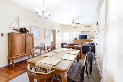 Image de Maison accueillant les chiens avec WiFi gratuit et cuisine avec bar pass-through!