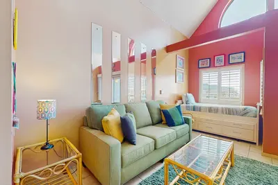 Image de Nouvelle Liste! Condo de villégiature confortable près de la plage avec bain à remous et piscine partagés