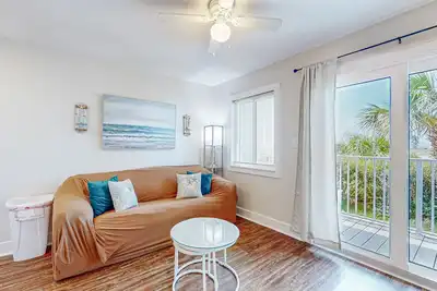 Image de Suite d'hôtel spacieuse près de la plage et de la ville avec piscine partagée et bain à remous!