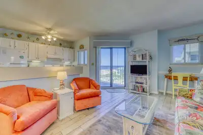 Image de Nouveau! Condo Waterfront Plantation Palms avec bain à remous, piscine et vues depuis le balcon