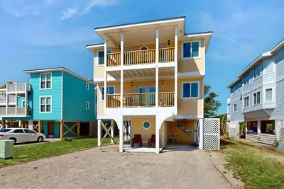 Image de Vue sur le golfe en duplex avec balcon à plusieurs niveaux et piscines / bains à remous communs!