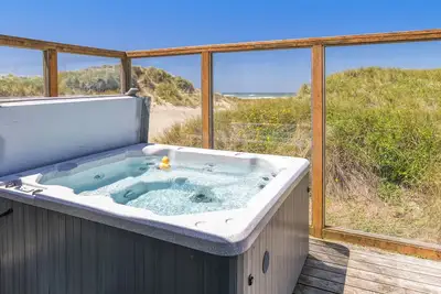Image de Location de vacances face à l'océan. Sortez directement la porte sur le sable! Jacuzzi! Nuit Gratuite!