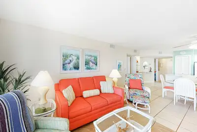 Image de Nouvelle Liste! Balcon face au golfe, piscine partagée, bain à remous, salle de gym! Conviviale et familiale!