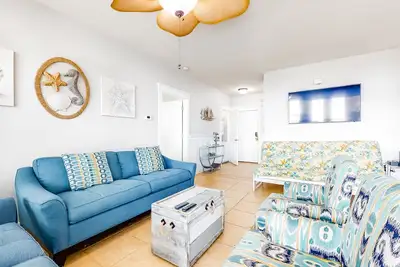 Image de Condo adapté aux chiens avec piscine partagée, bain à remous et vue sur l'océan!